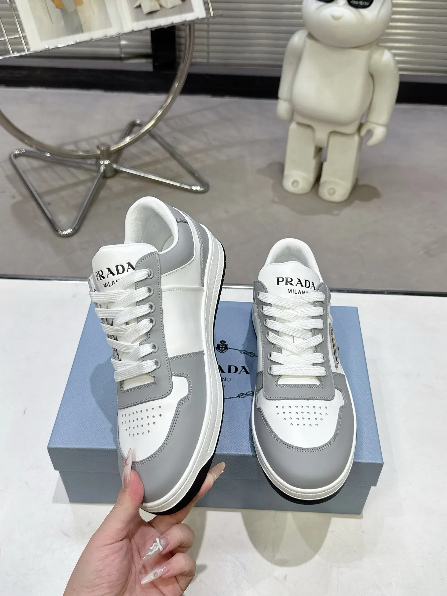 👟👟Ex-factory price 580👟👟 Couple style Prada Latest Downtown Bold series Triangle logo Casual sneakers White shoes Original purchase, development and production Downtown Bold sneakers are inspired by the basketball shoes of the 1980s, with a sporty design and exquisite details. Crafted from perforated leather, the statement platform sole provides a unique, modern style. The Prada logo is interpreted from different angles, decorated with the iconic enameled triangular metal logo, highlighting the unique classic style. Exquisite packaging at the delivery counter🛍📦 ▪️Fabric: Original custom imported first-layer cowhide ▪️Lining: Original imported soft sheepskin ▪️Outsole: Original open-molded rubber bottom material ▪️Size: Women's 35-40 Men's 39-45